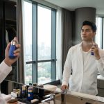 seorang pria sedang grooming menggunakan parfum mykonos