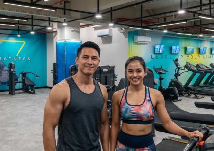 Pria dan wanita fit yang berolahraga di fithub