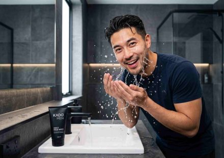 seorang pria sedang mencuci muka dengan skincare pria