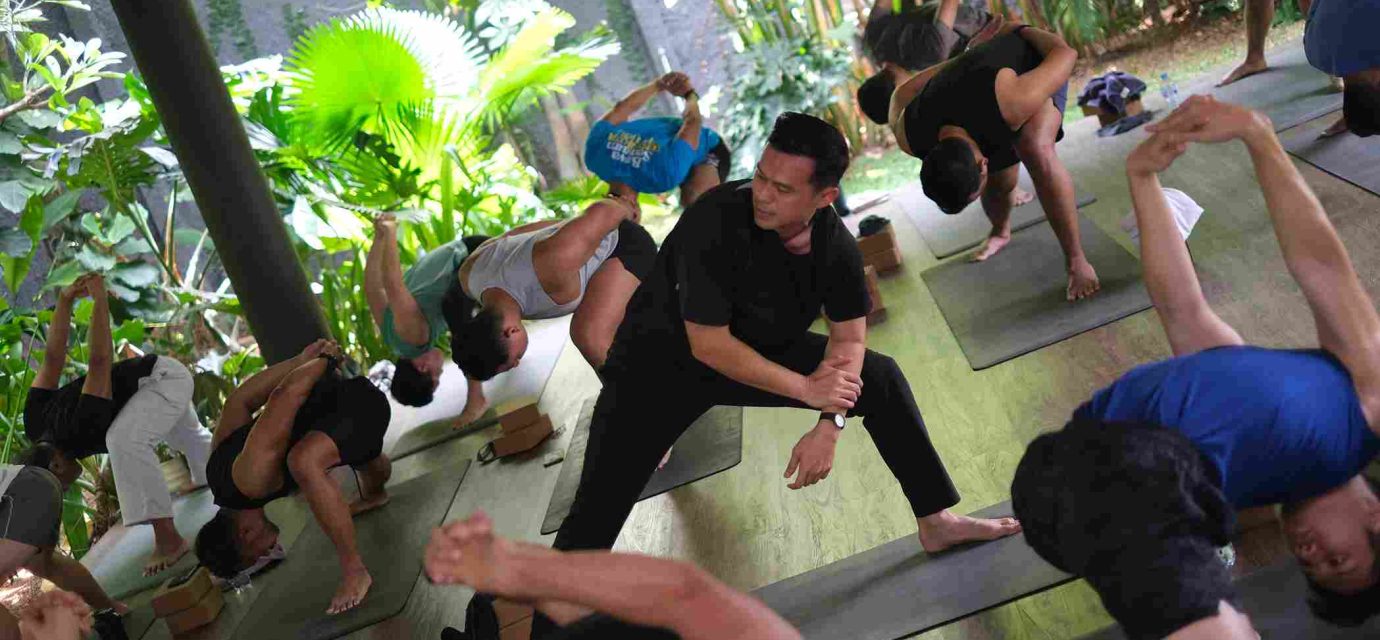 rekomendasi kelas yoga for men jakarta