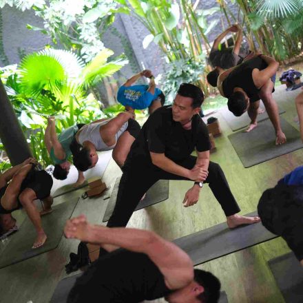 rekomendasi kelas yoga for men jakarta