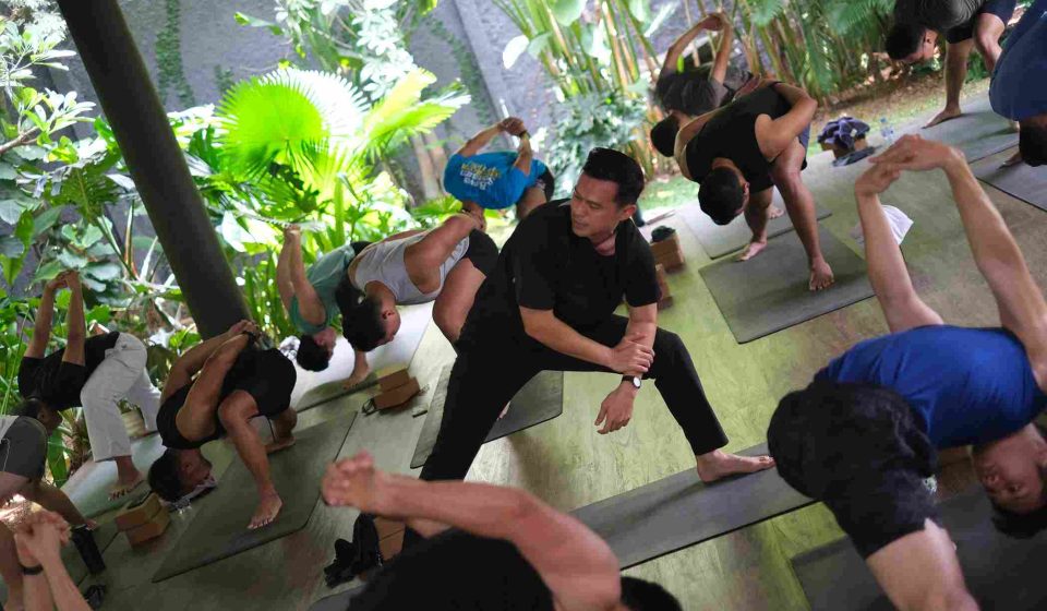 rekomendasi kelas yoga for men jakarta